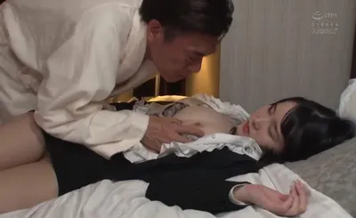 Nữa đêm sếp lén đụ em thư ký ngủ mê mang vì say khi uống 1 lon bia