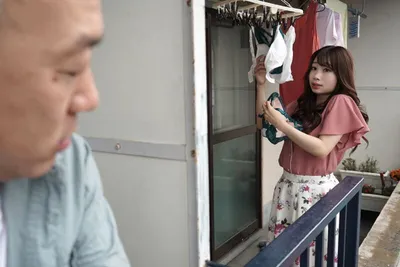 Gã cạnh bên nhà chuyên soi mói và cặp bà xã chồng thường xuyên rên la quá to