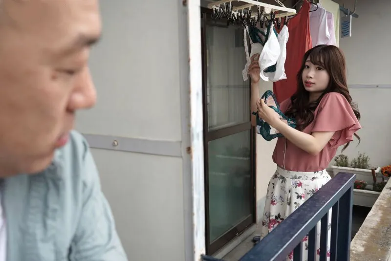 Gã cạnh bên nhà chuyên soi mói và cặp bà xã chồng thường xuyên rên la quá to
