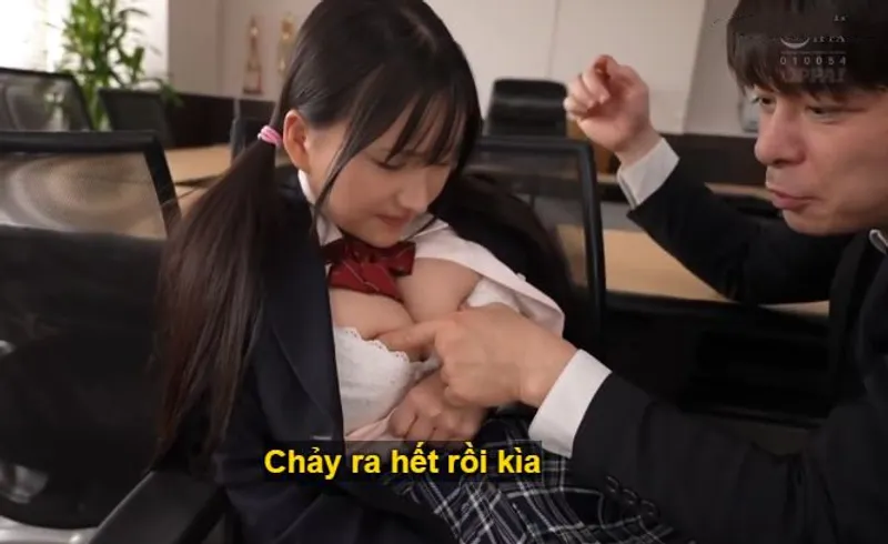 Suốt 3 năm trời, thầy giáo rèn luyện cô học trò ngực đẹp thành “ bình đựng tinh”
